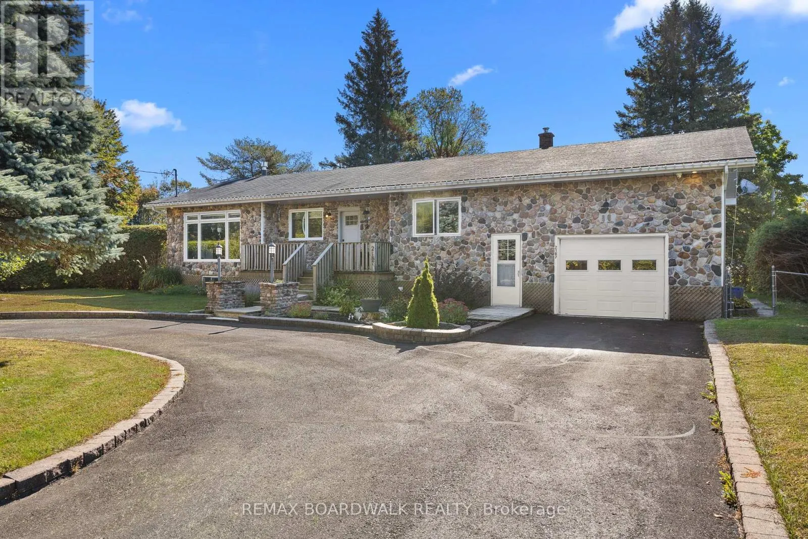 2187 DES PINS STREET