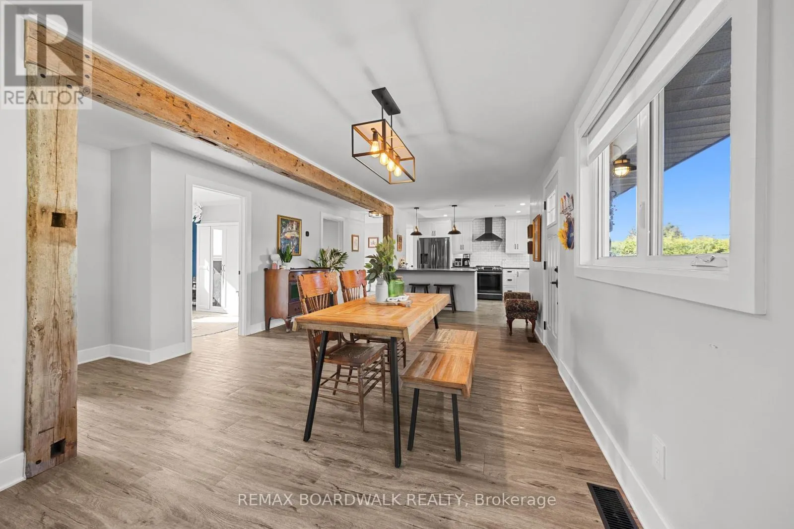 2187 DES PINS STREET