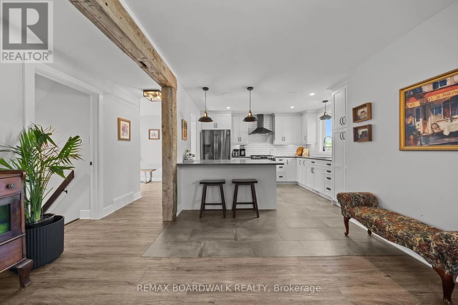 2187 DES PINS STREET