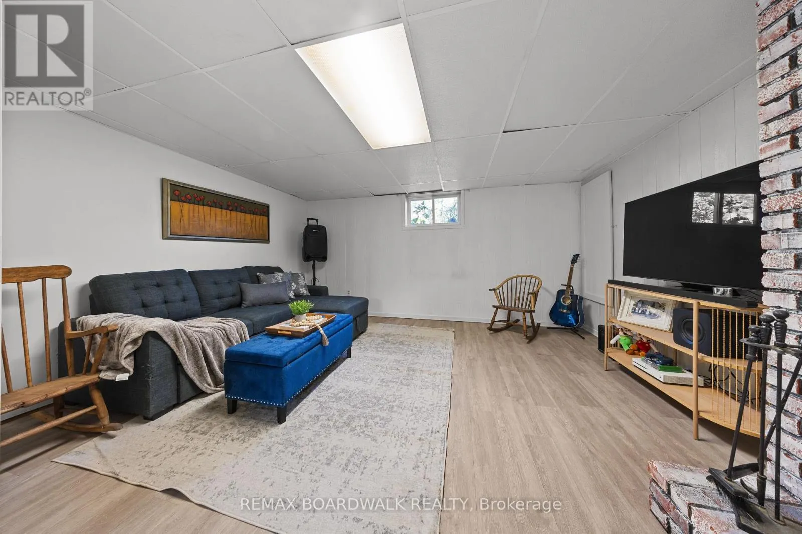 2187 DES PINS STREET