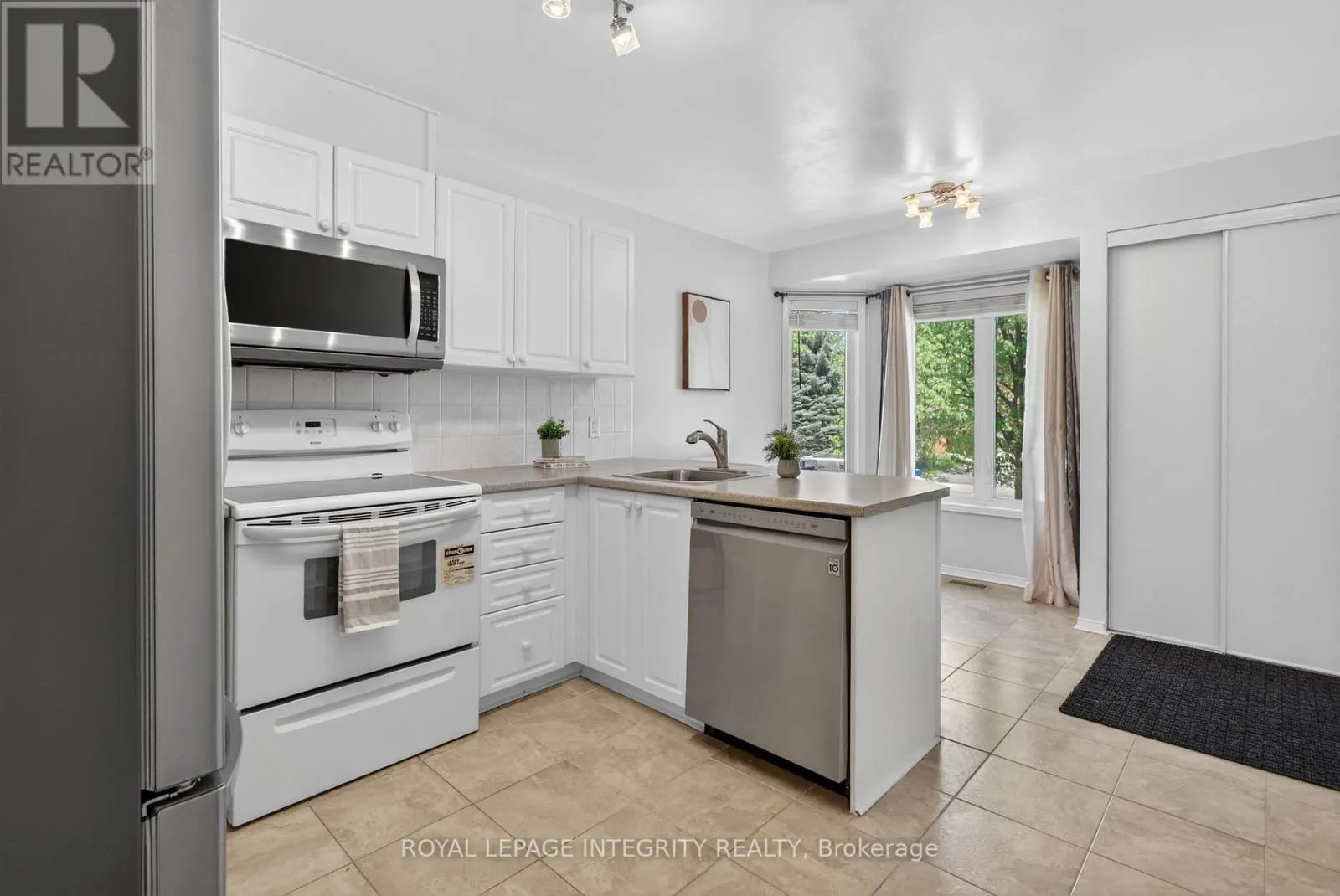 256 CRESTHAVEN DRIVE