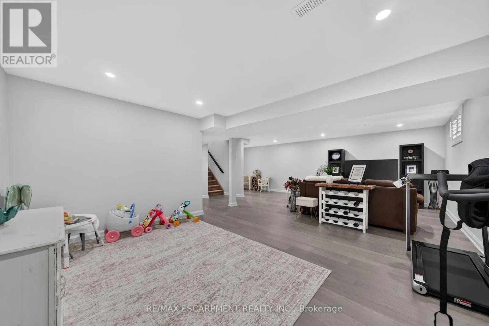 10 MACNEIL COURT