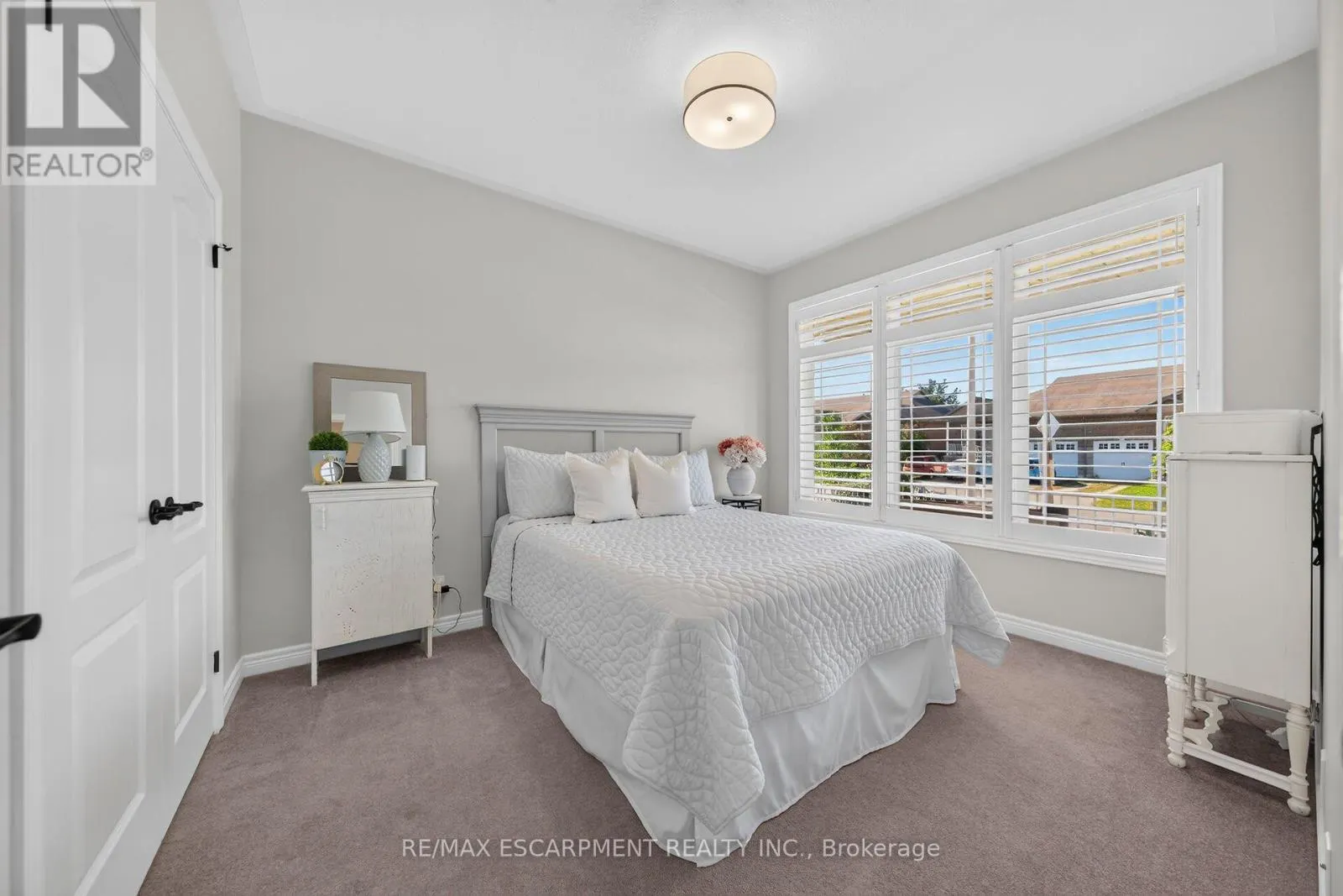 10 MACNEIL COURT