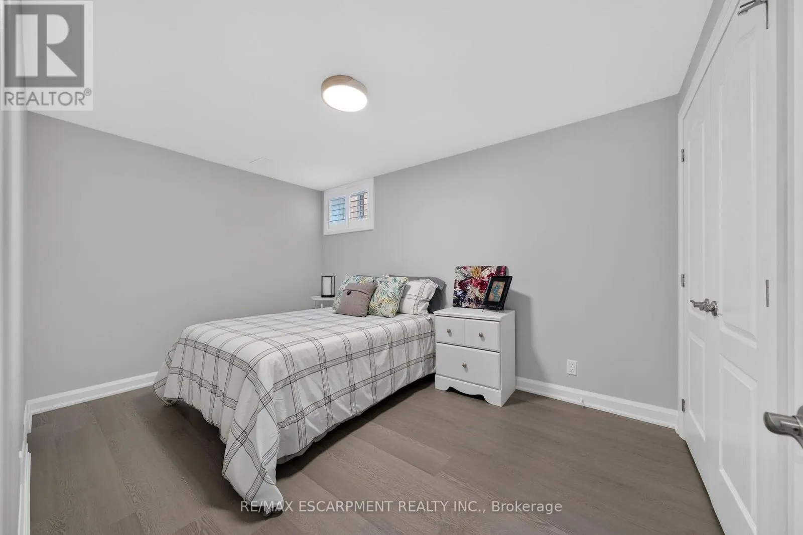 10 MACNEIL COURT
