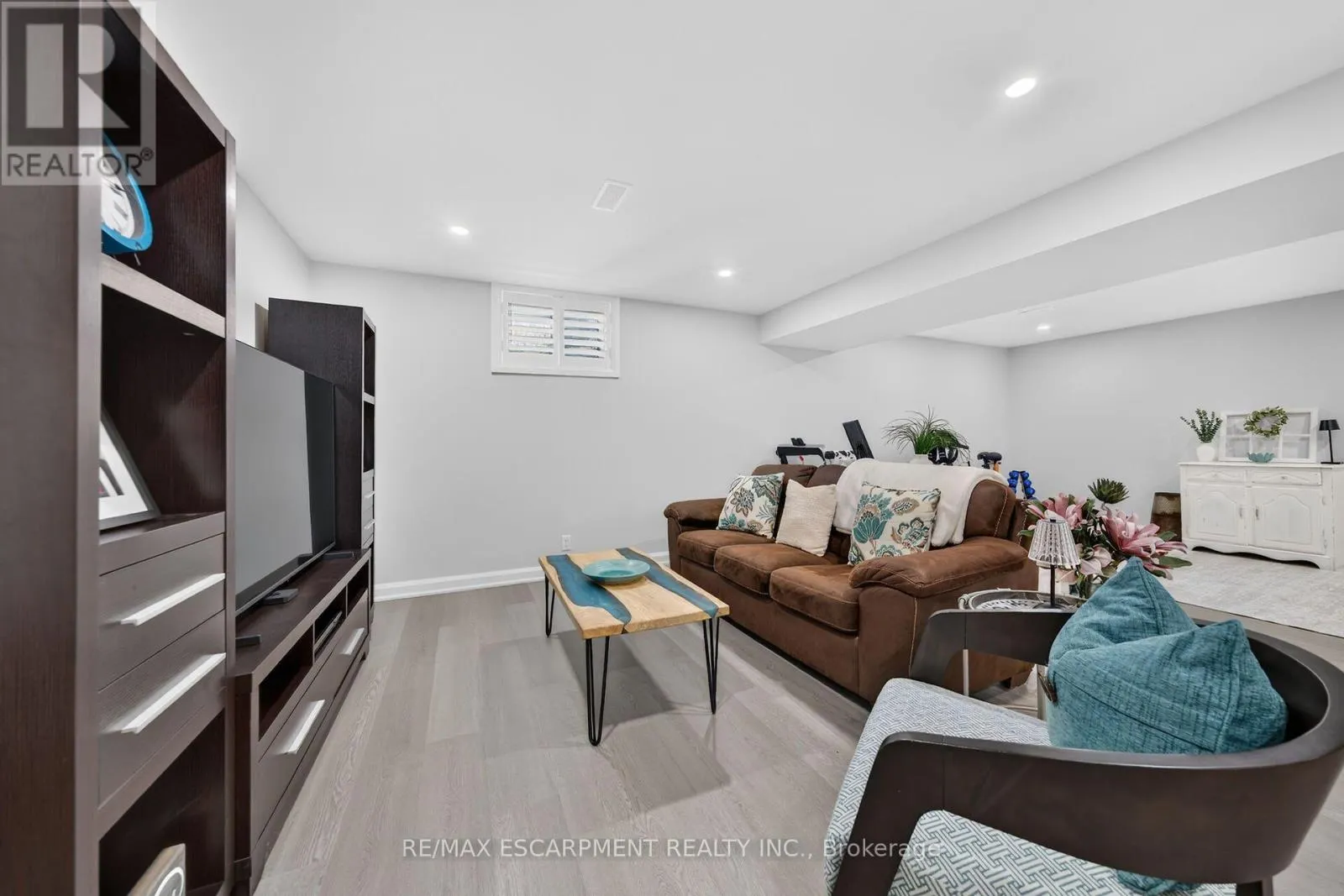 10 MACNEIL COURT