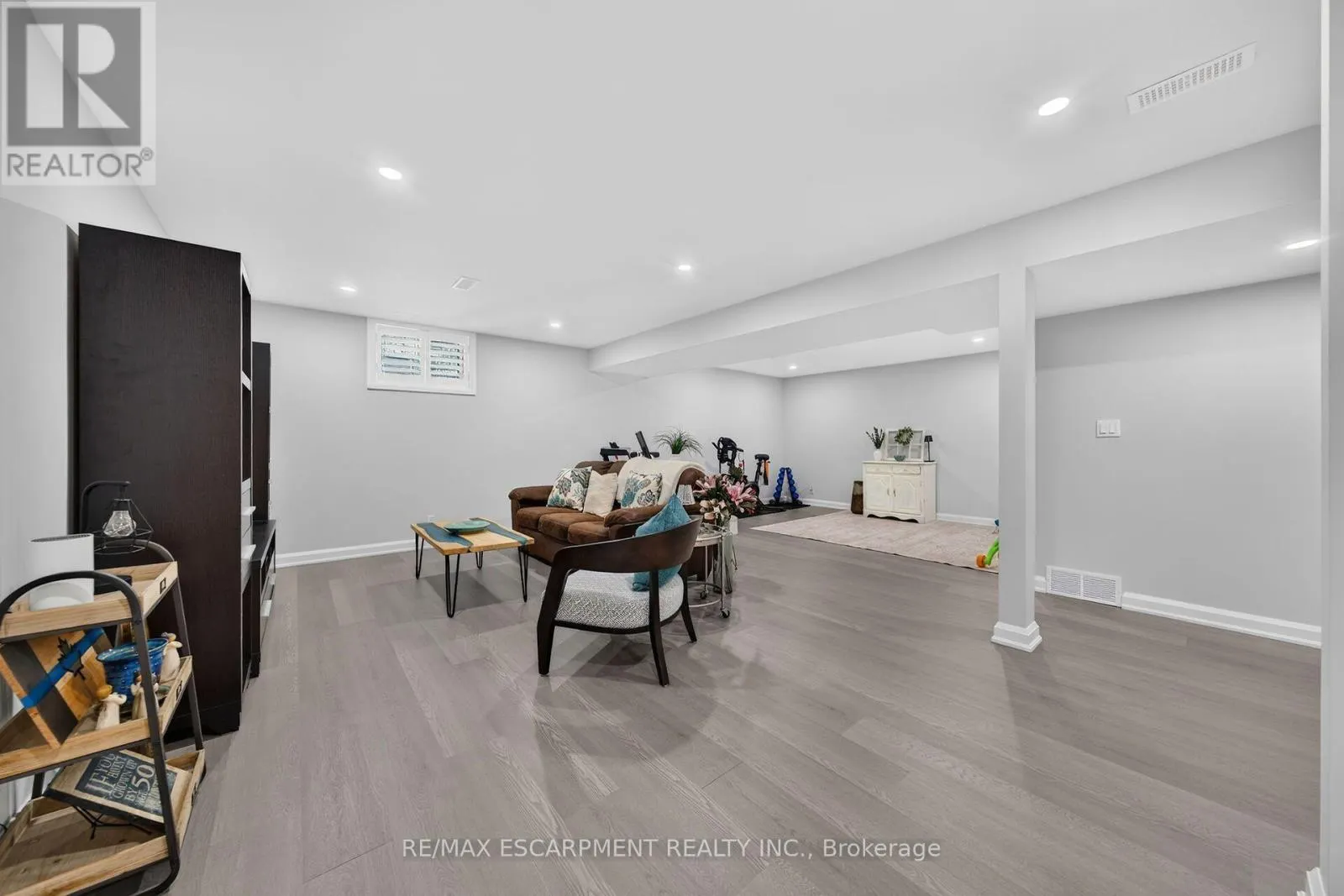 10 MACNEIL COURT