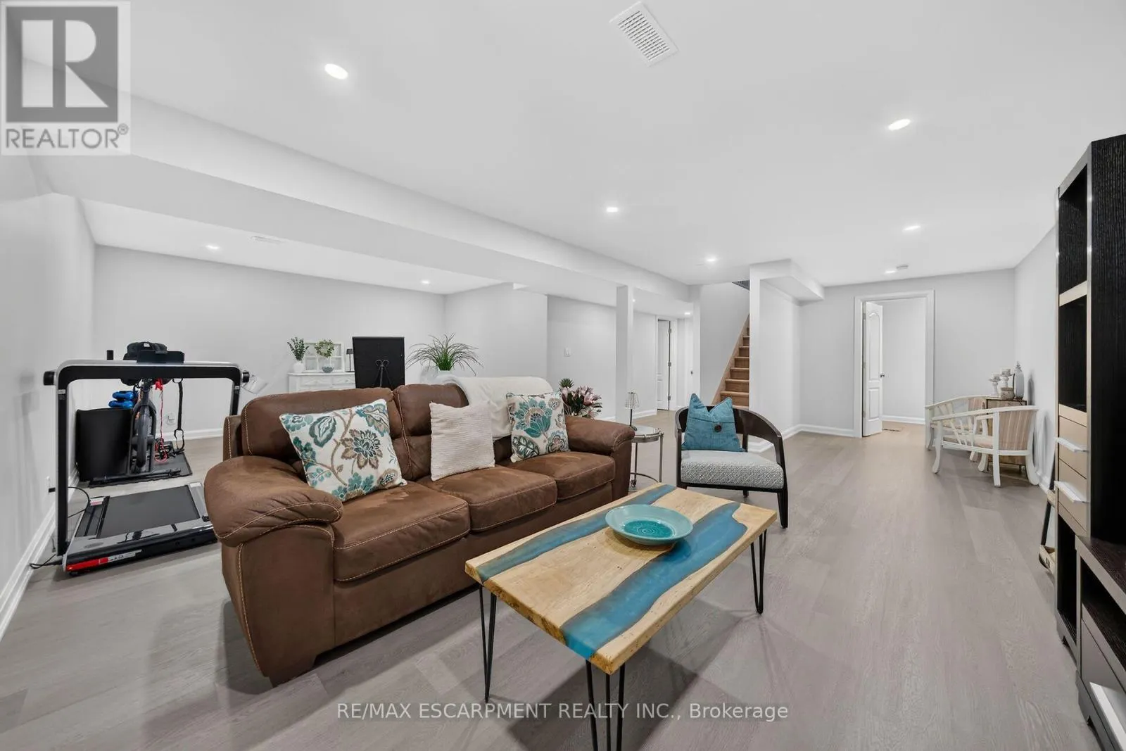 10 MACNEIL COURT