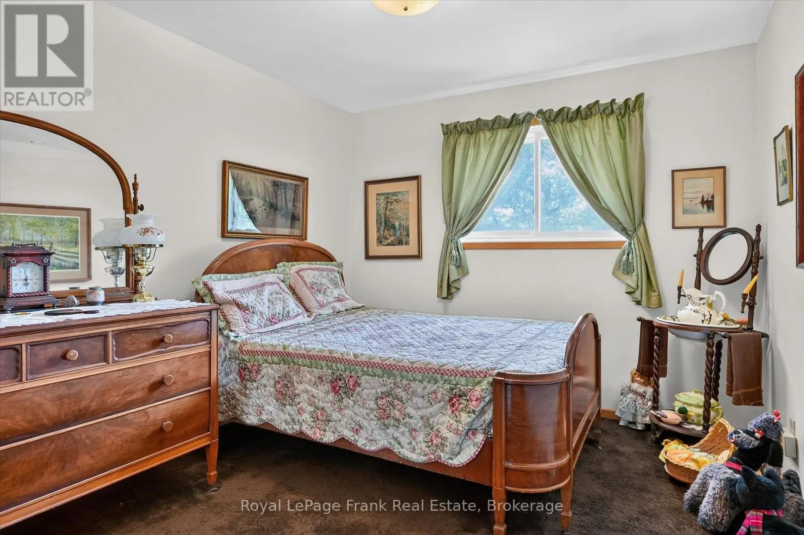 87 OAKWOOD CRESCENT