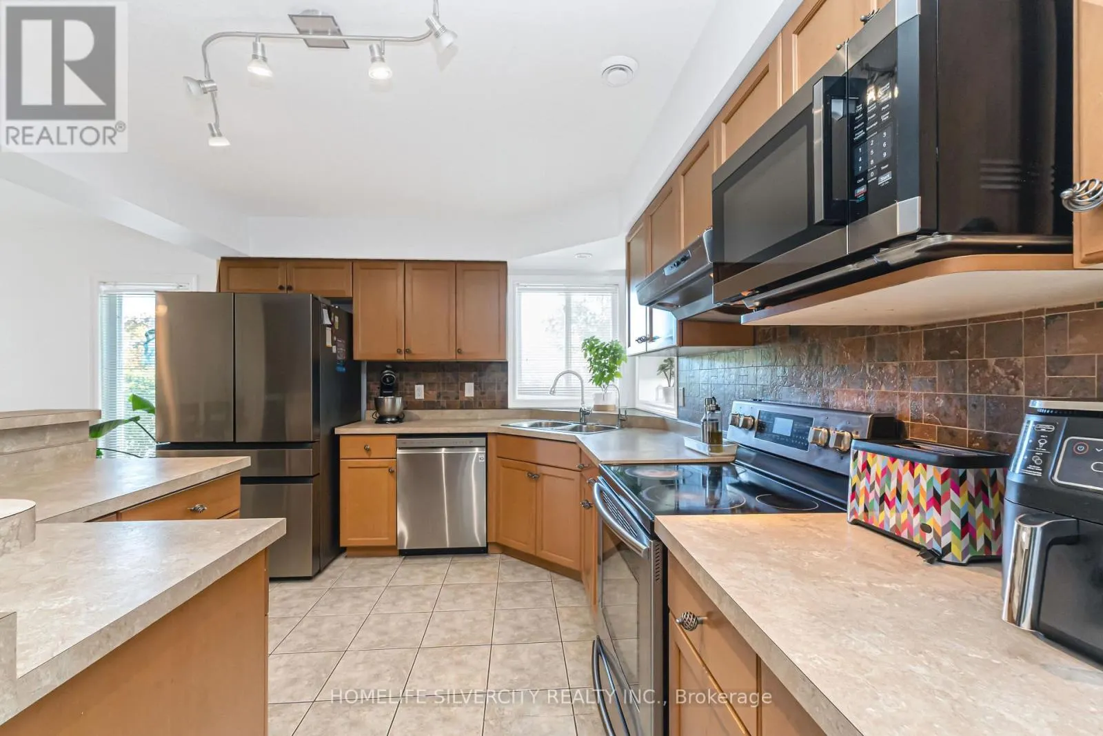27 - 20 SHACKLETON DRIVE