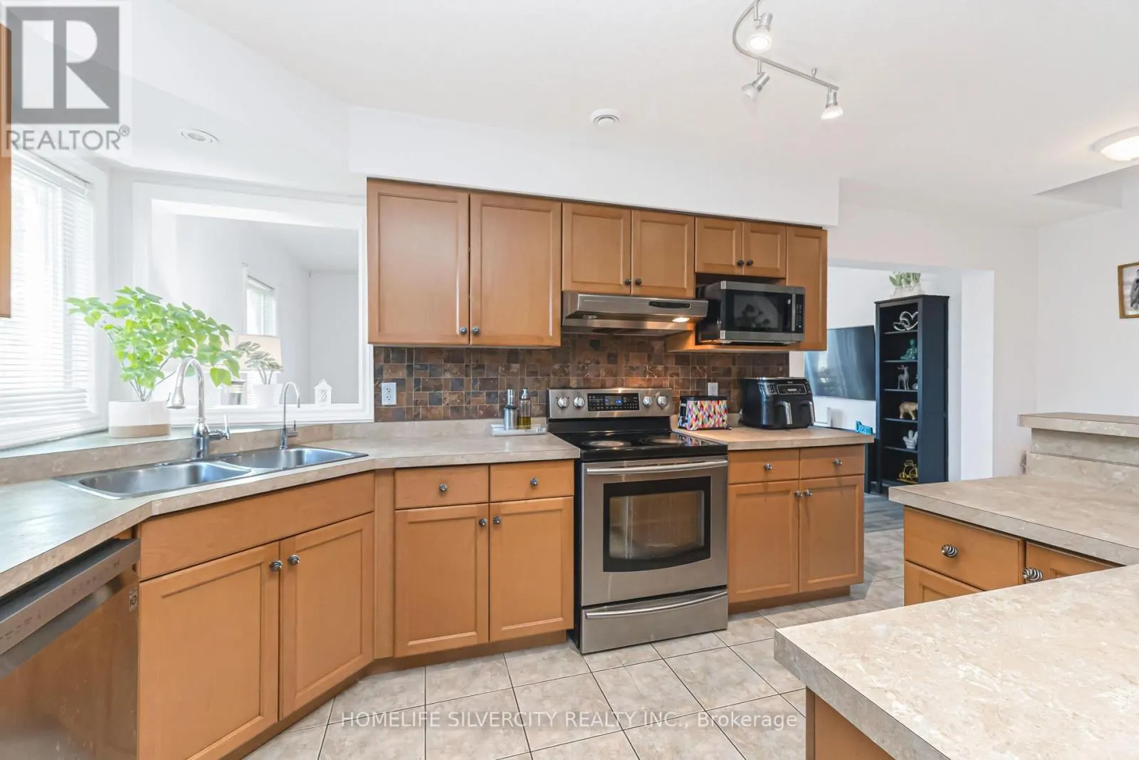 27 - 20 SHACKLETON DRIVE
