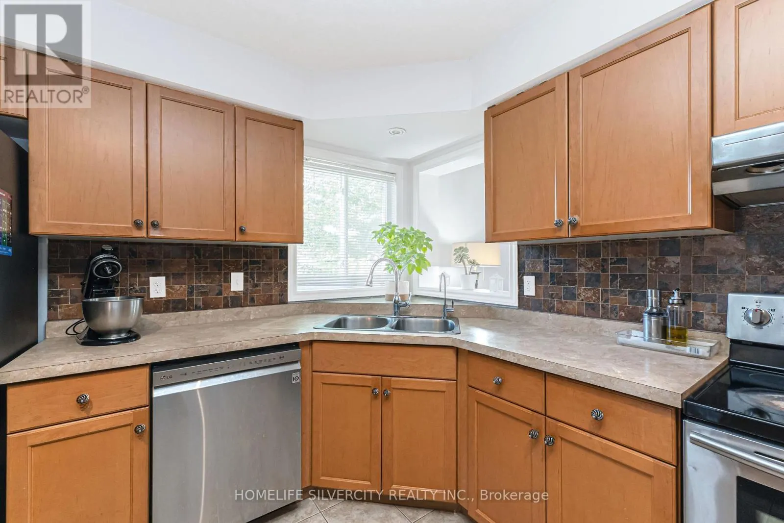 27 - 20 SHACKLETON DRIVE