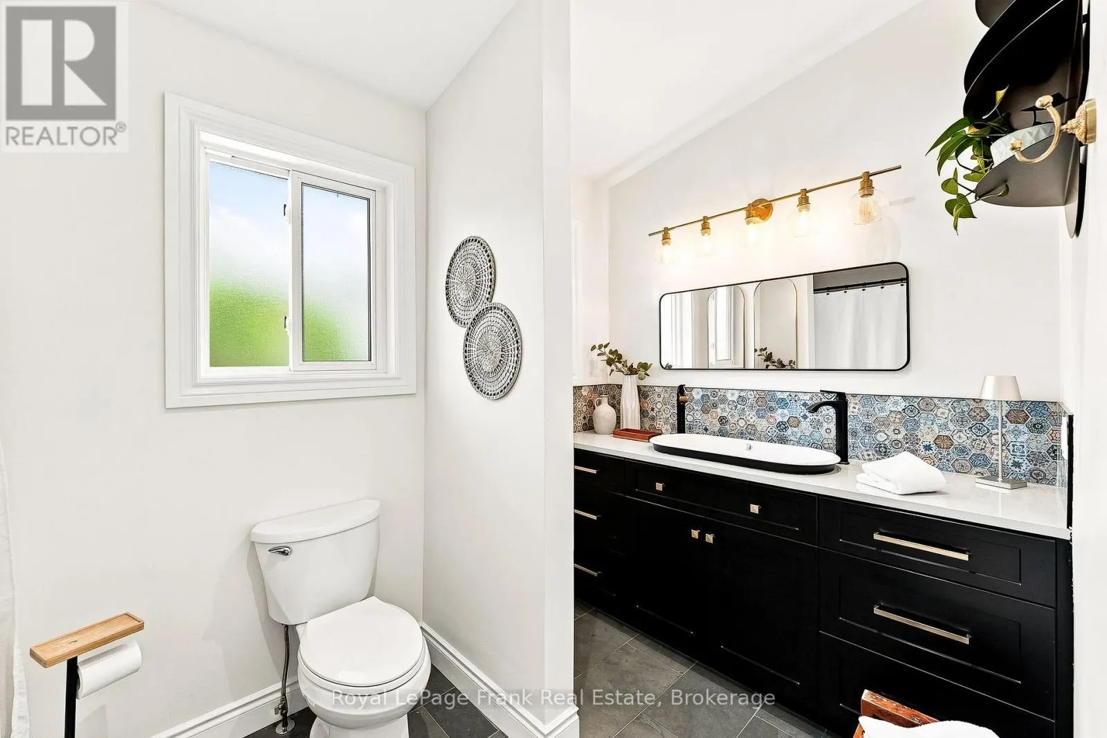 2 CRESTWOOD AVENUE