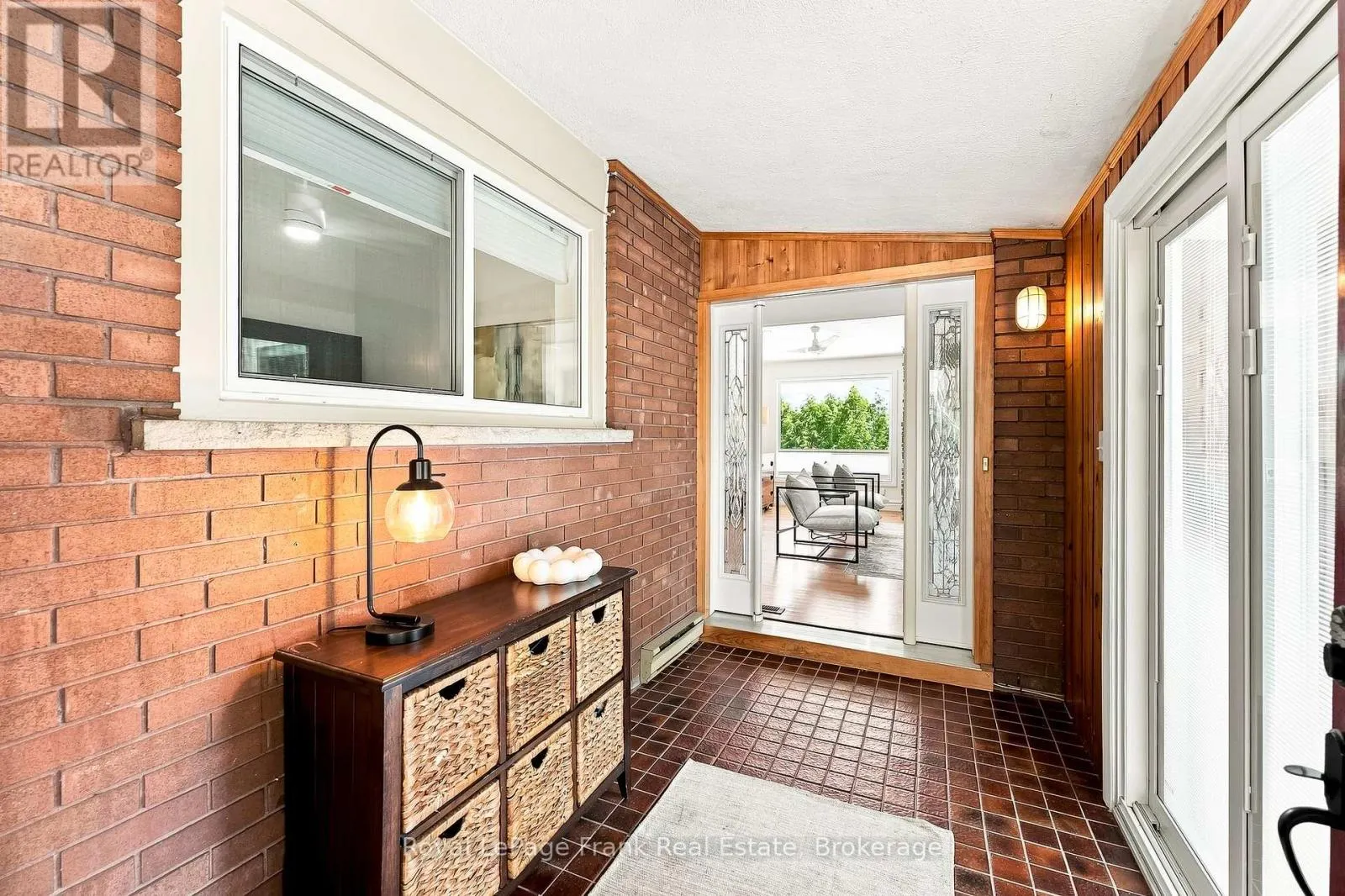 2 CRESTWOOD AVENUE