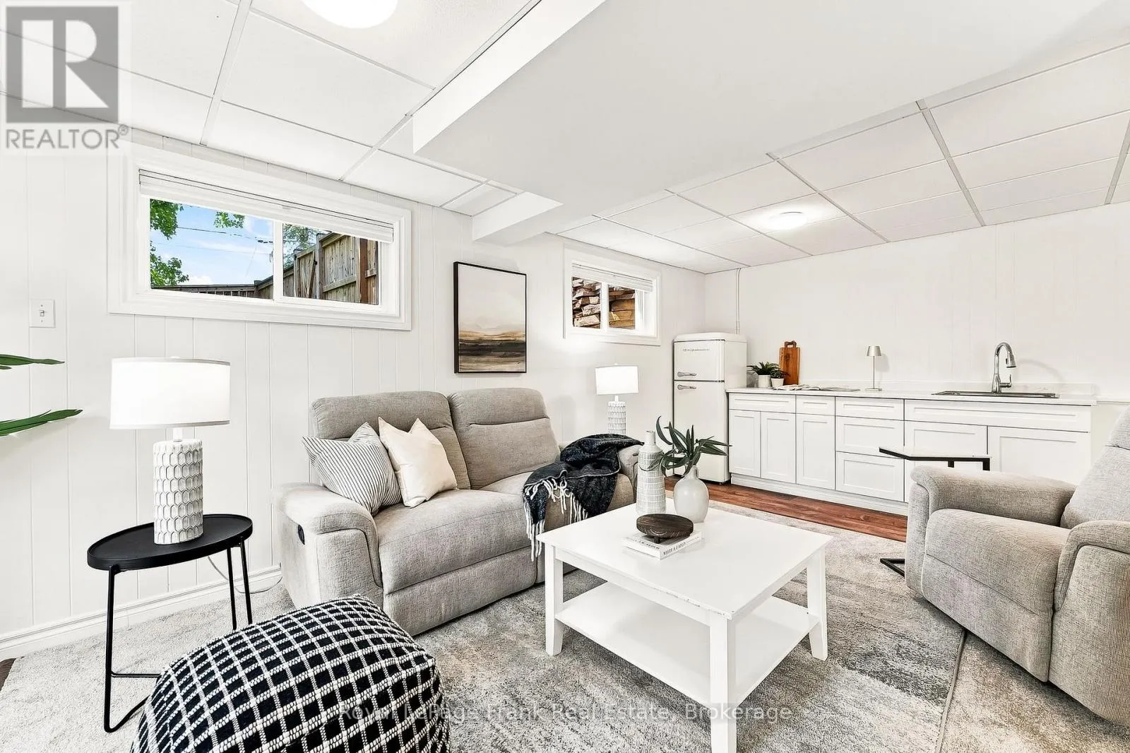 2 CRESTWOOD AVENUE