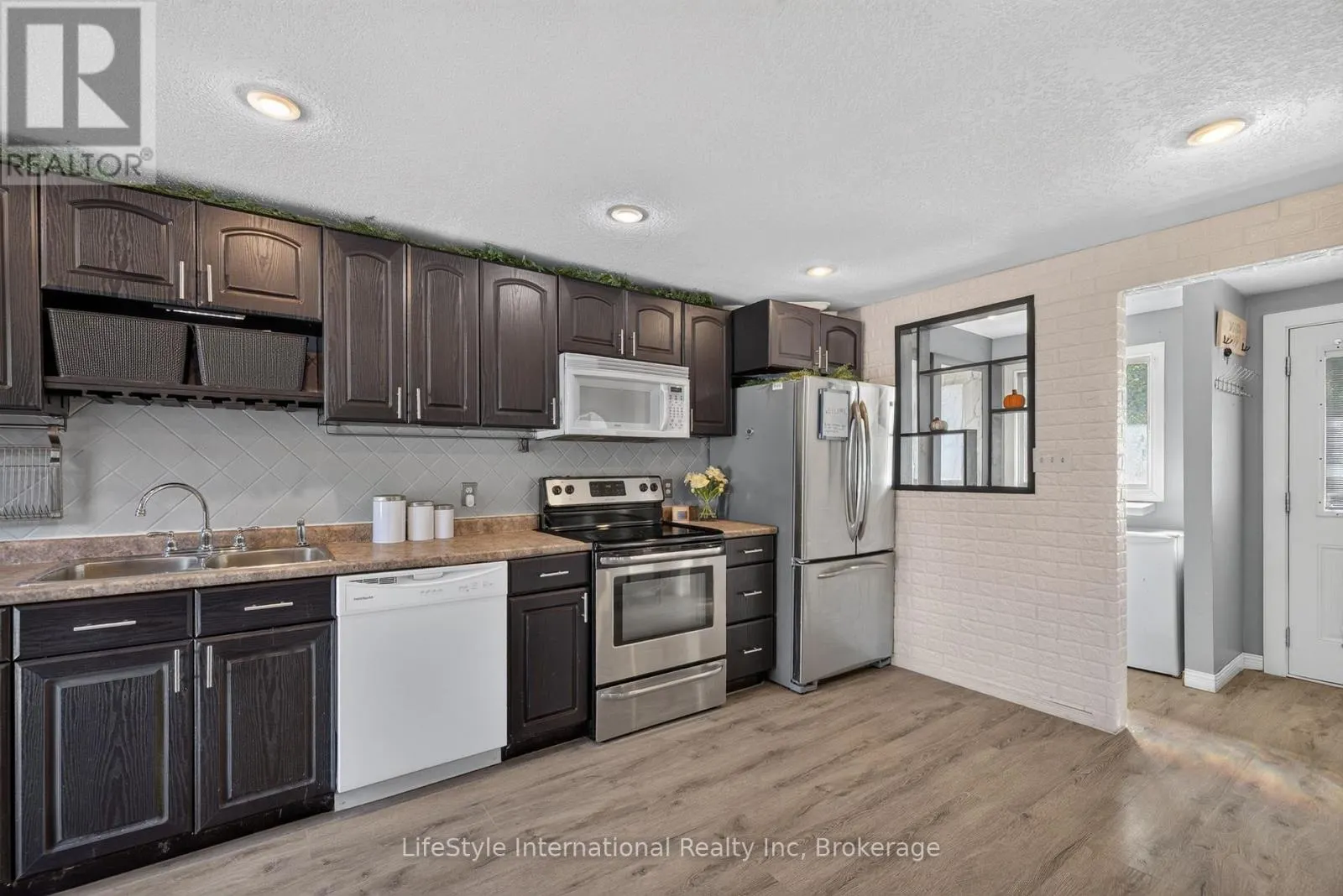 18 CAMROSE COURT