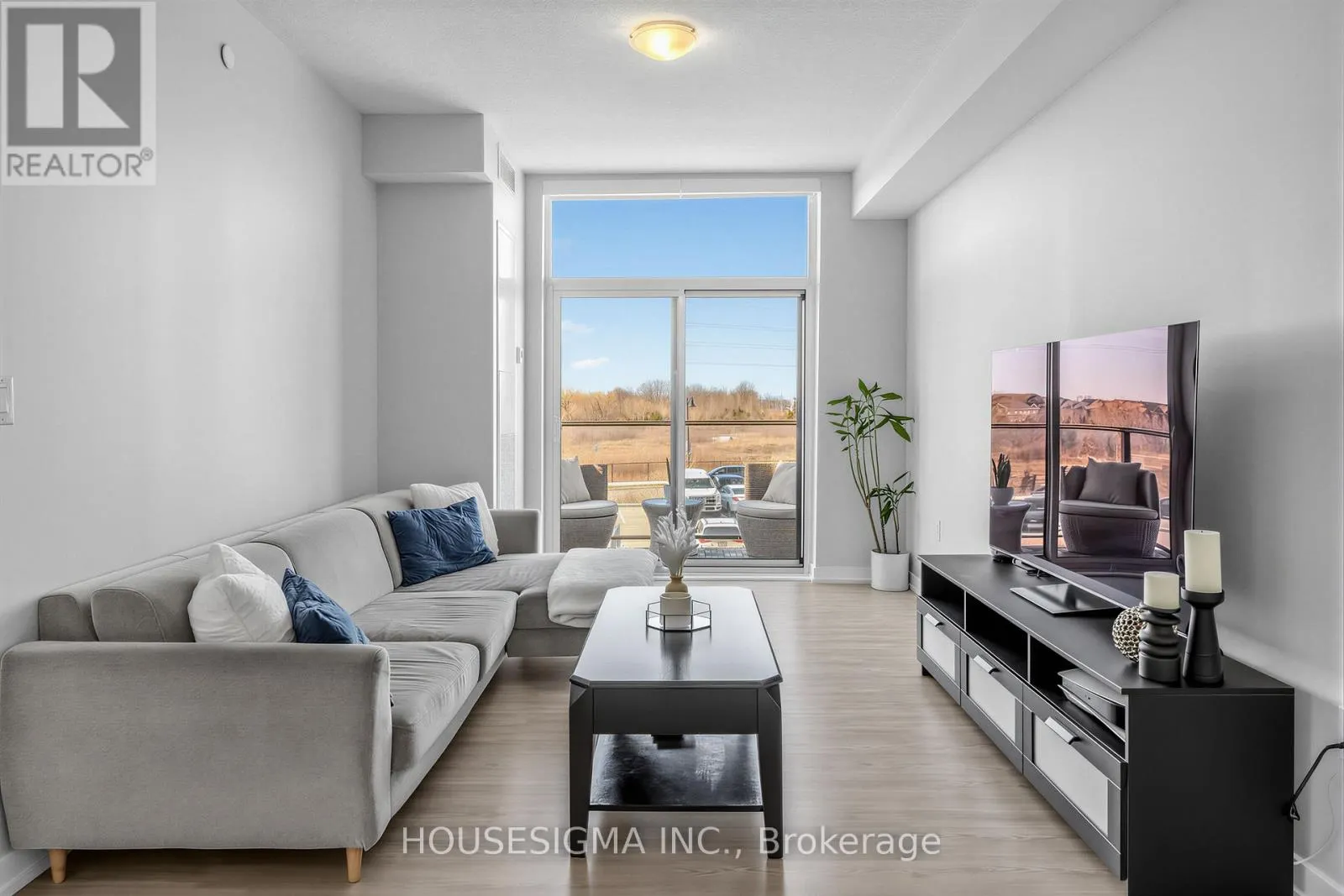 230 - 450 DUNDAS STREET E