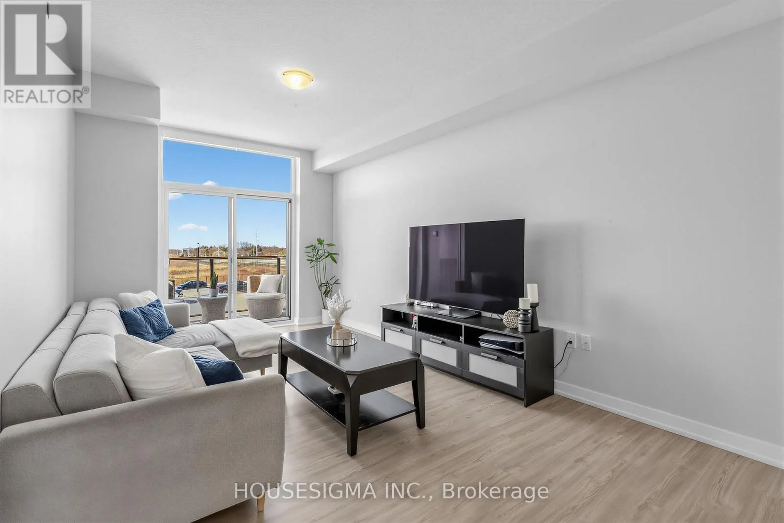 230 - 450 DUNDAS STREET E