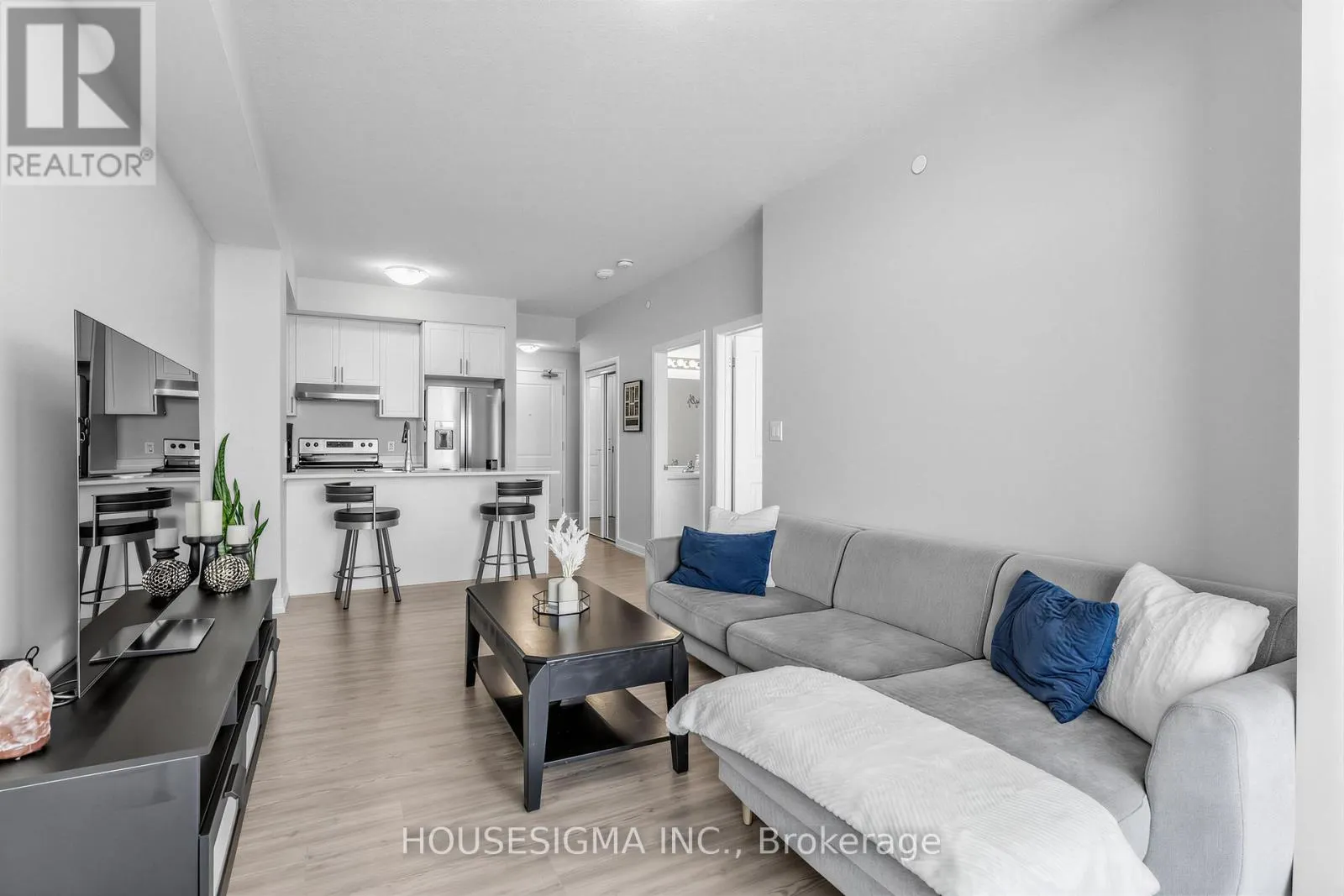 230 - 450 DUNDAS STREET E
