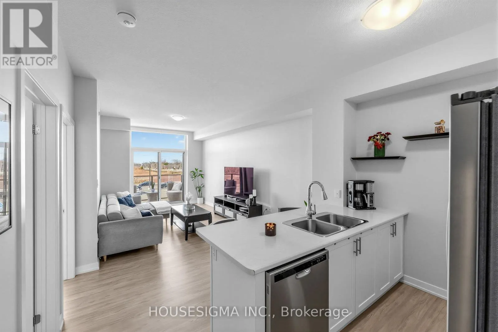 230 - 450 DUNDAS STREET E