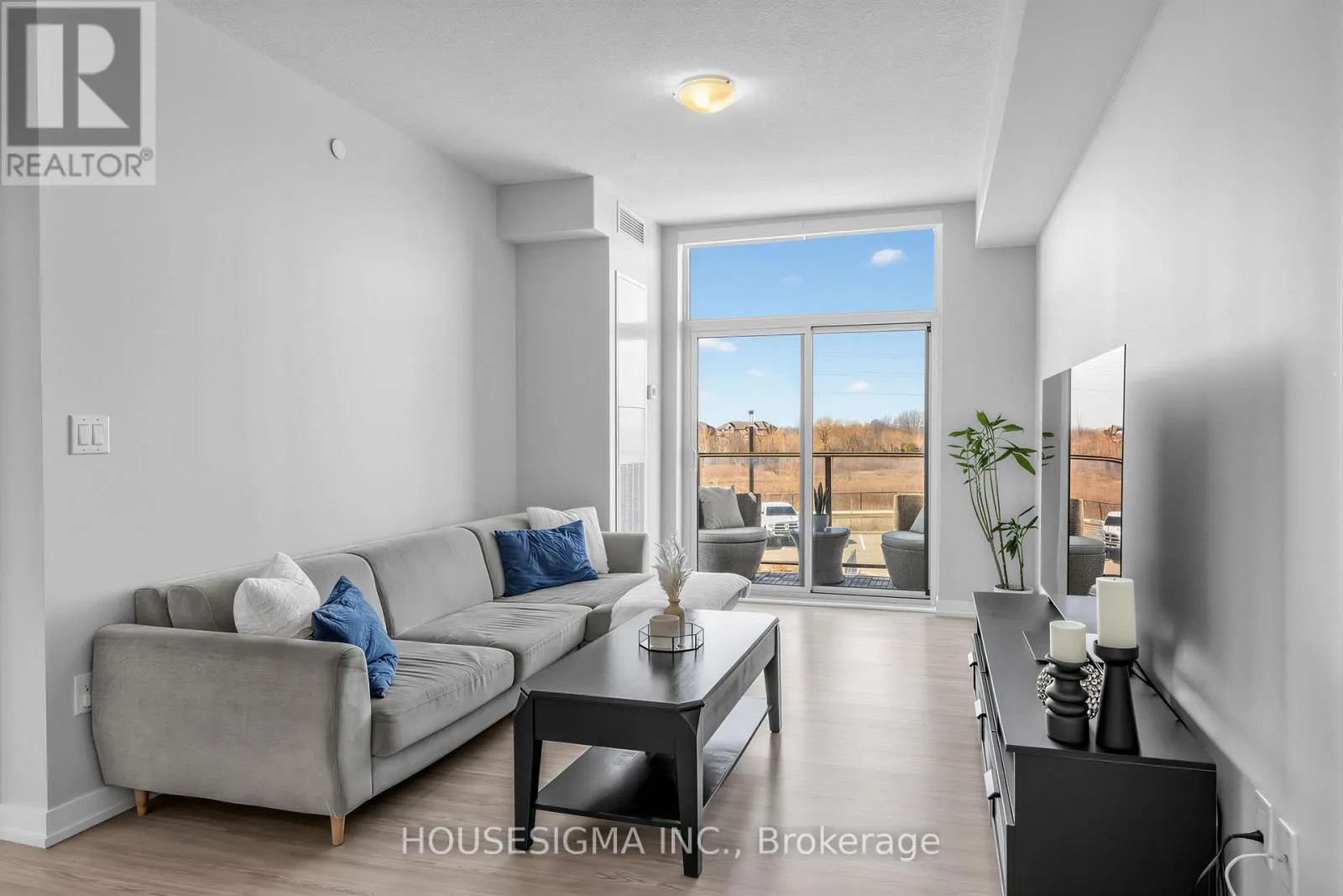 230 - 450 DUNDAS STREET E