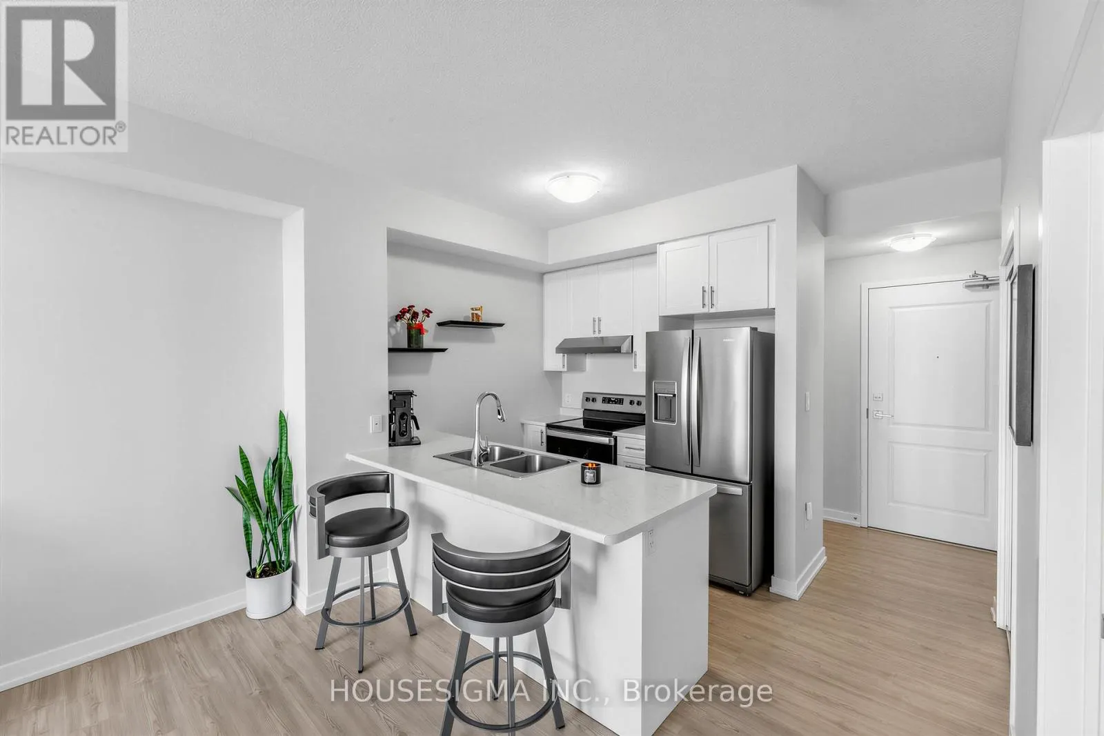 230 - 450 DUNDAS STREET E