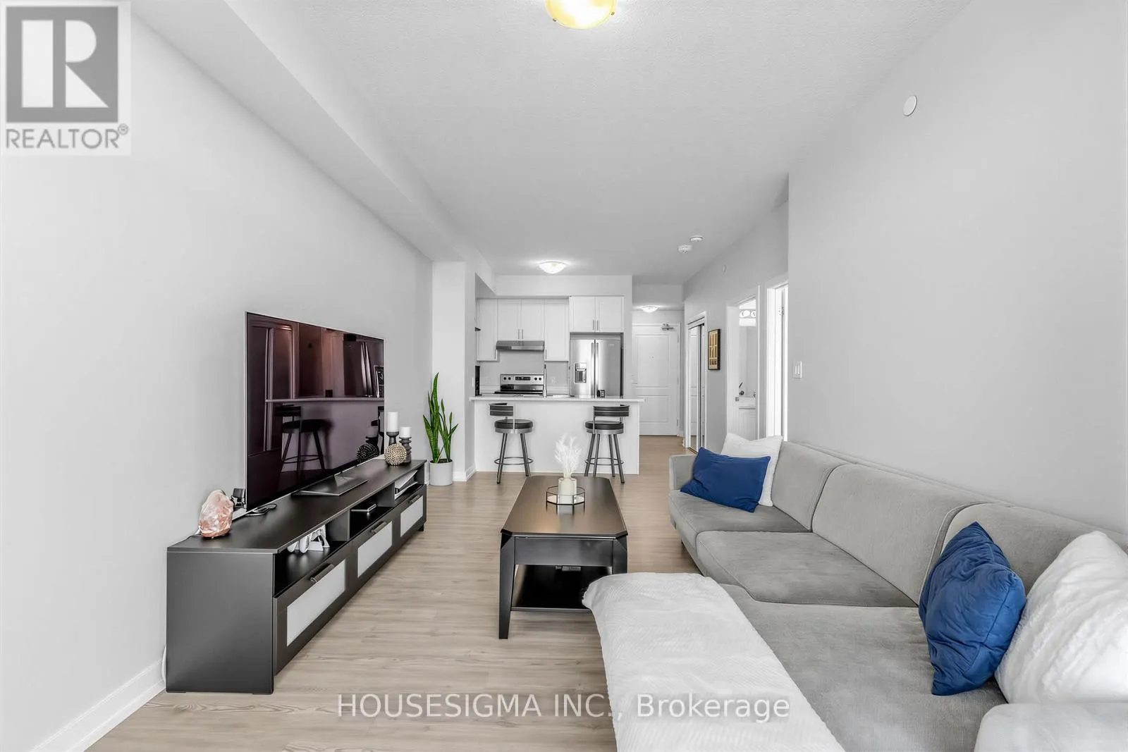 230 - 450 DUNDAS STREET E