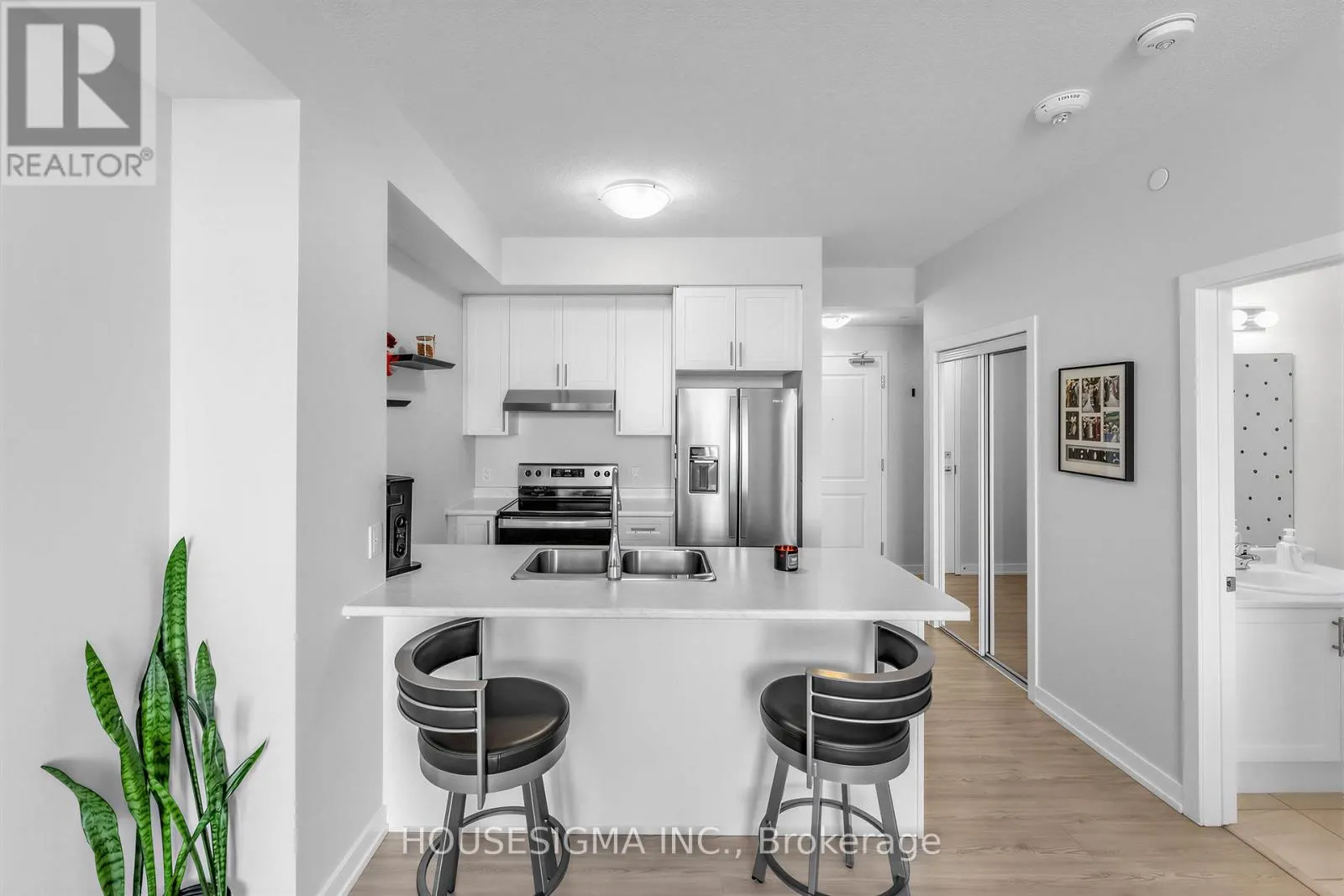 230 - 450 DUNDAS STREET E