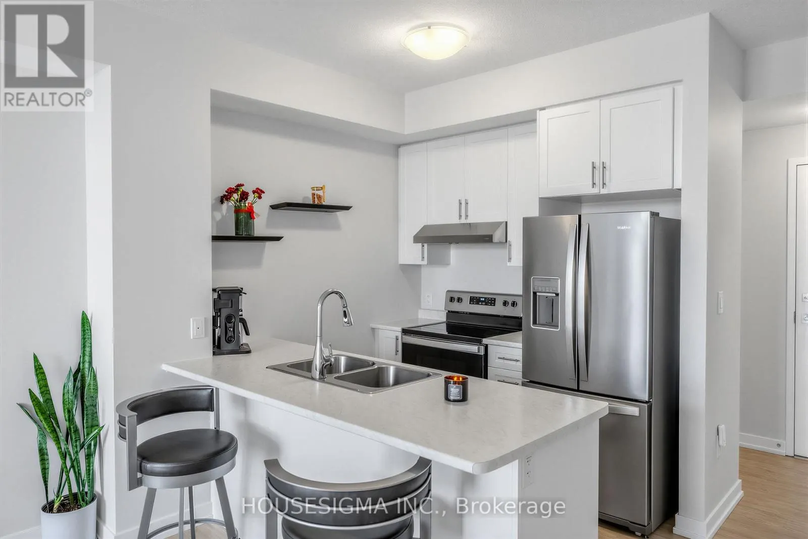 230 - 450 DUNDAS STREET E