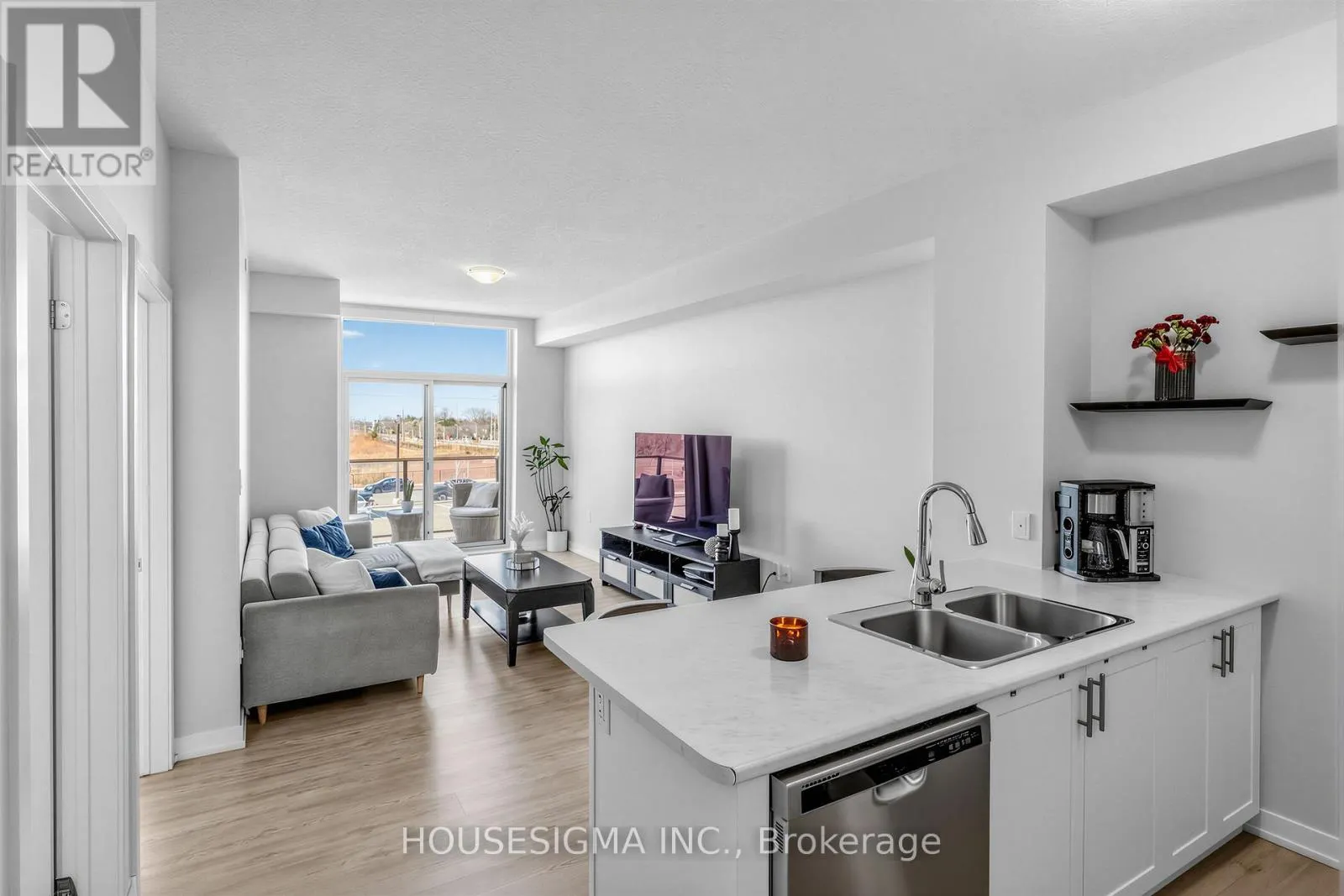 230 - 450 DUNDAS STREET E