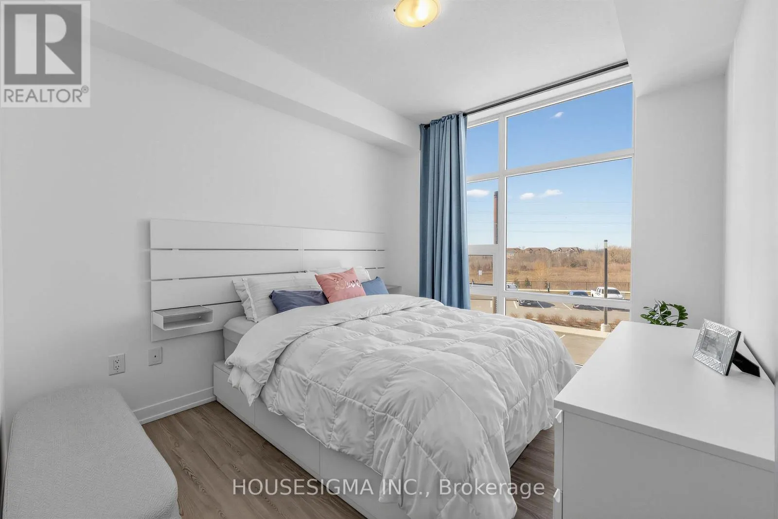 230 - 450 DUNDAS STREET E