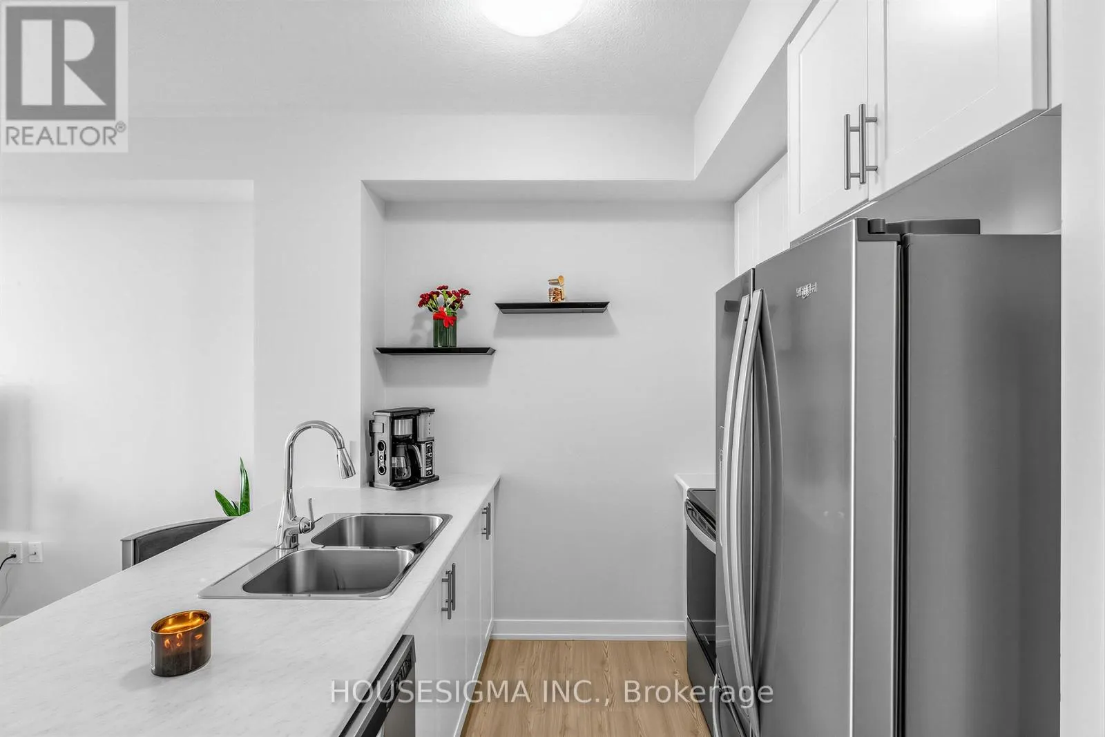 230 - 450 DUNDAS STREET E