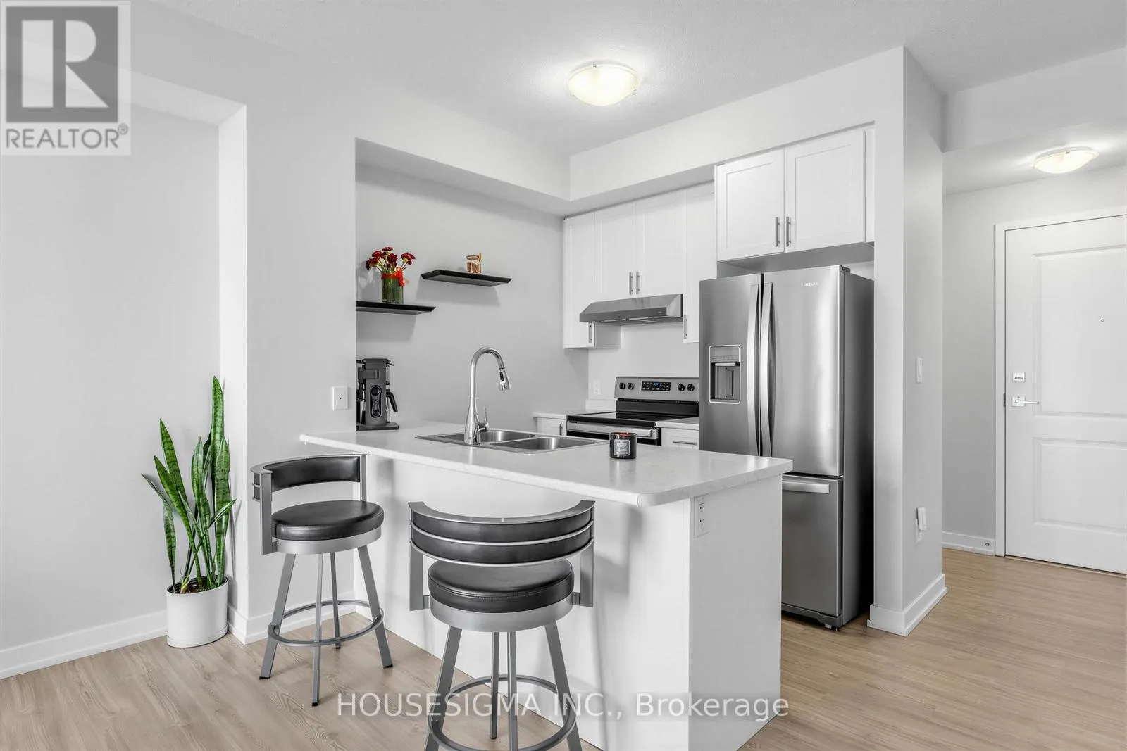 230 - 450 DUNDAS STREET E