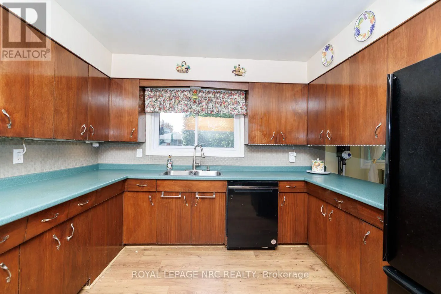 2 GLENBRAE AVENUE