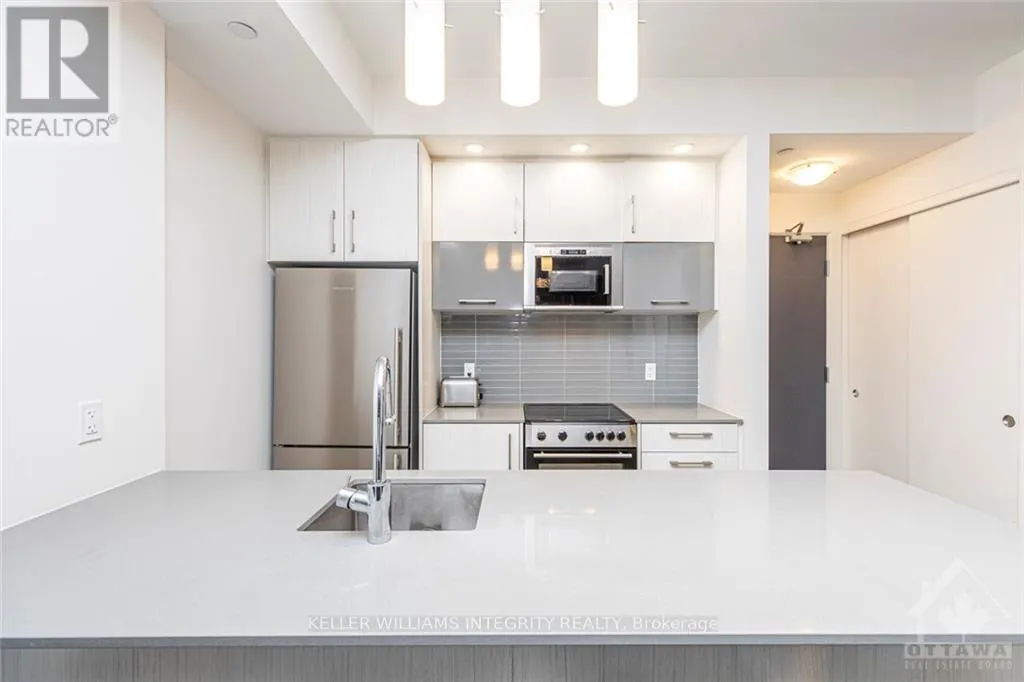 706 - 255 BAY STREET