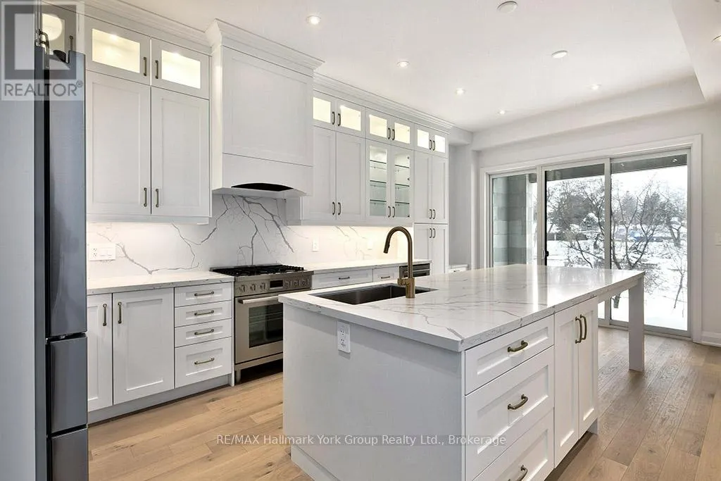 5-11 BAY STREET E
