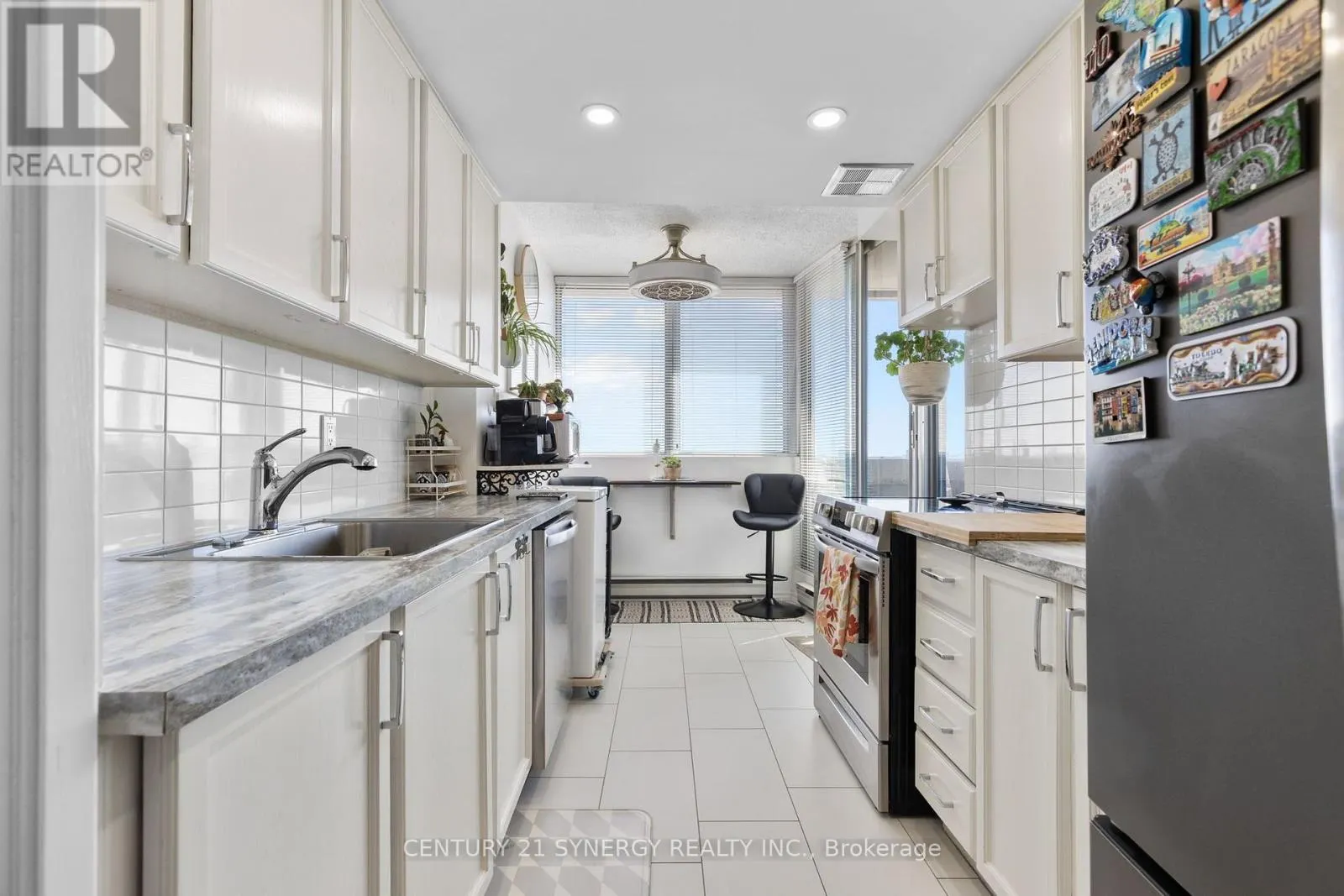 1605 - 530 LAURIER AVENUE W