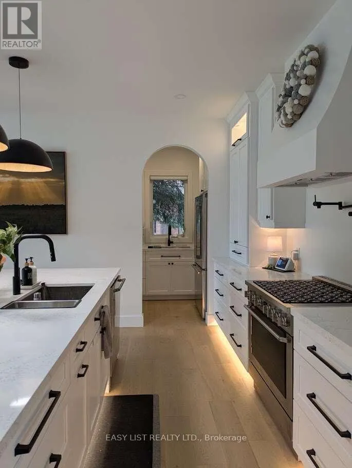 8 TANAGER DRIVE