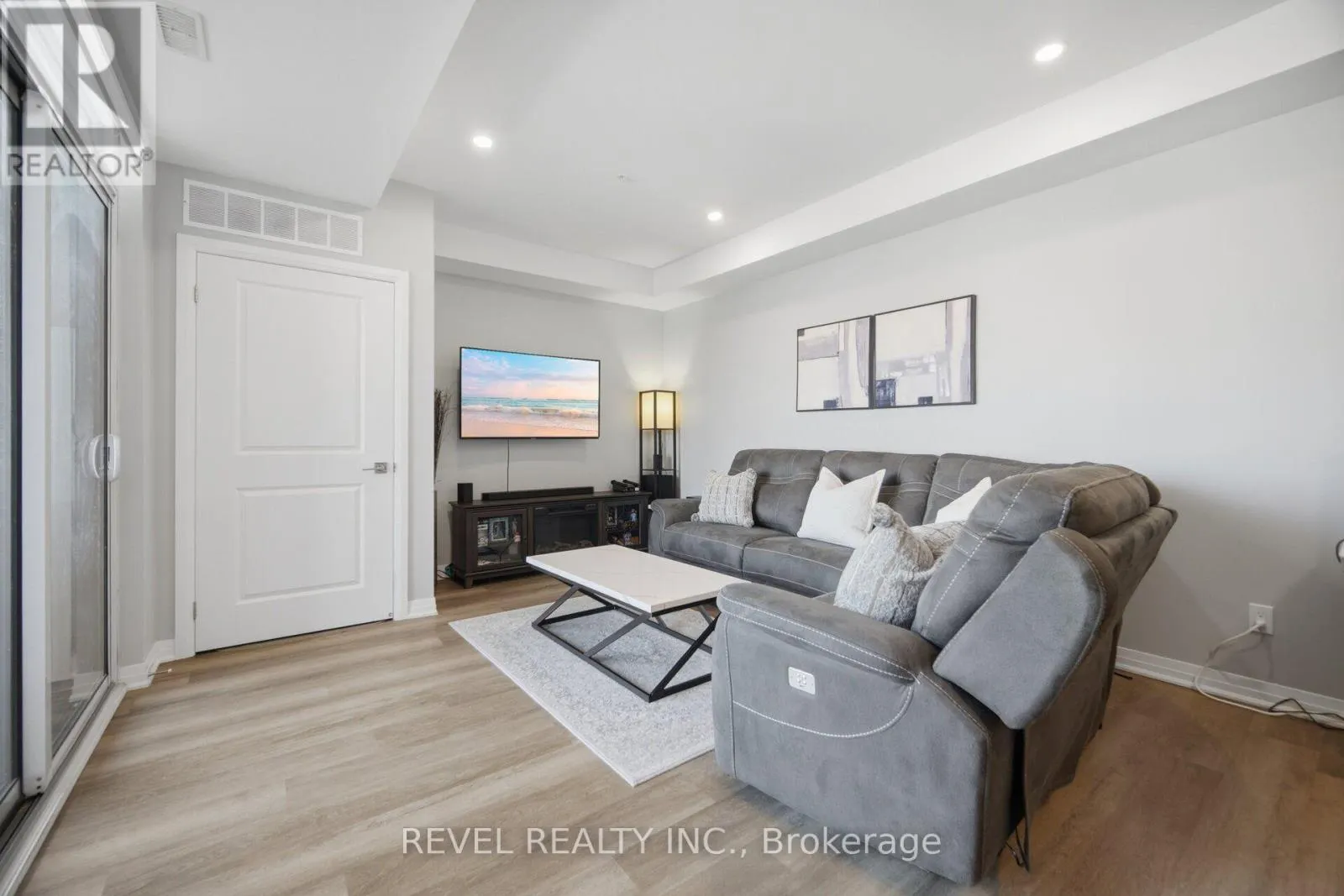 214 - 5 HAMILTON STREET N