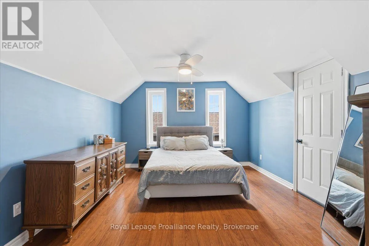 209 DUNDAS STREET E