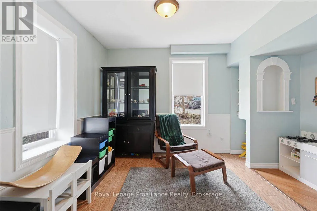 209 DUNDAS STREET E