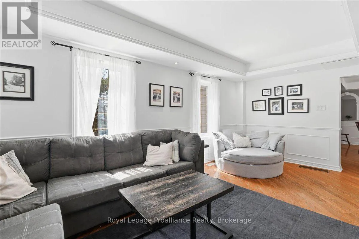 209 DUNDAS STREET E
