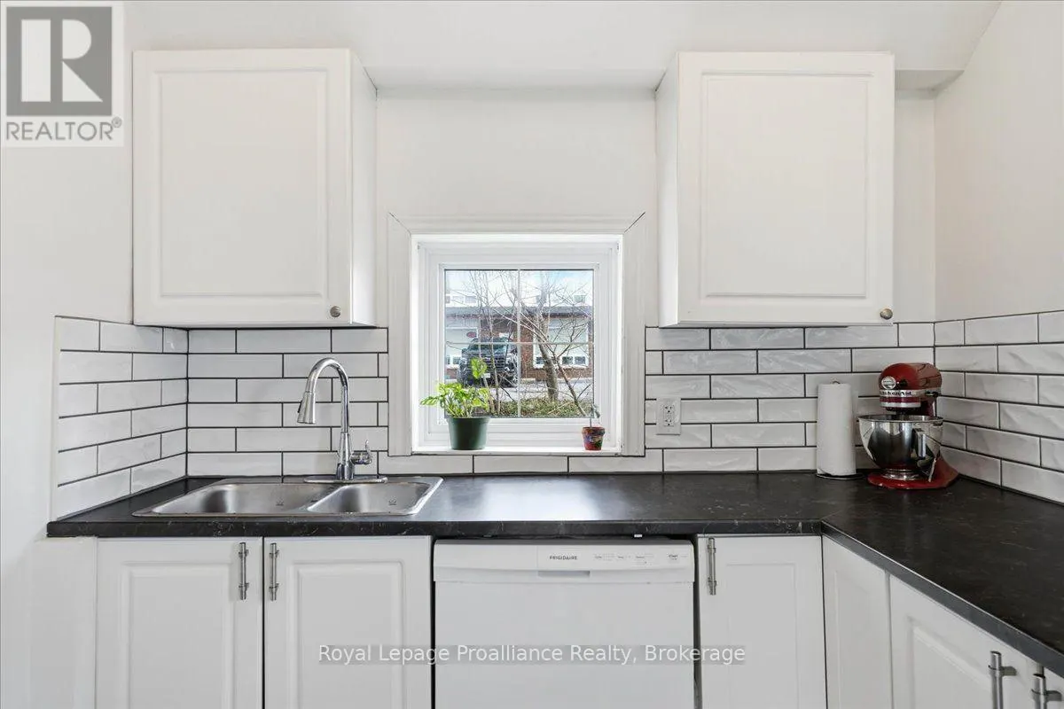 209 DUNDAS STREET E