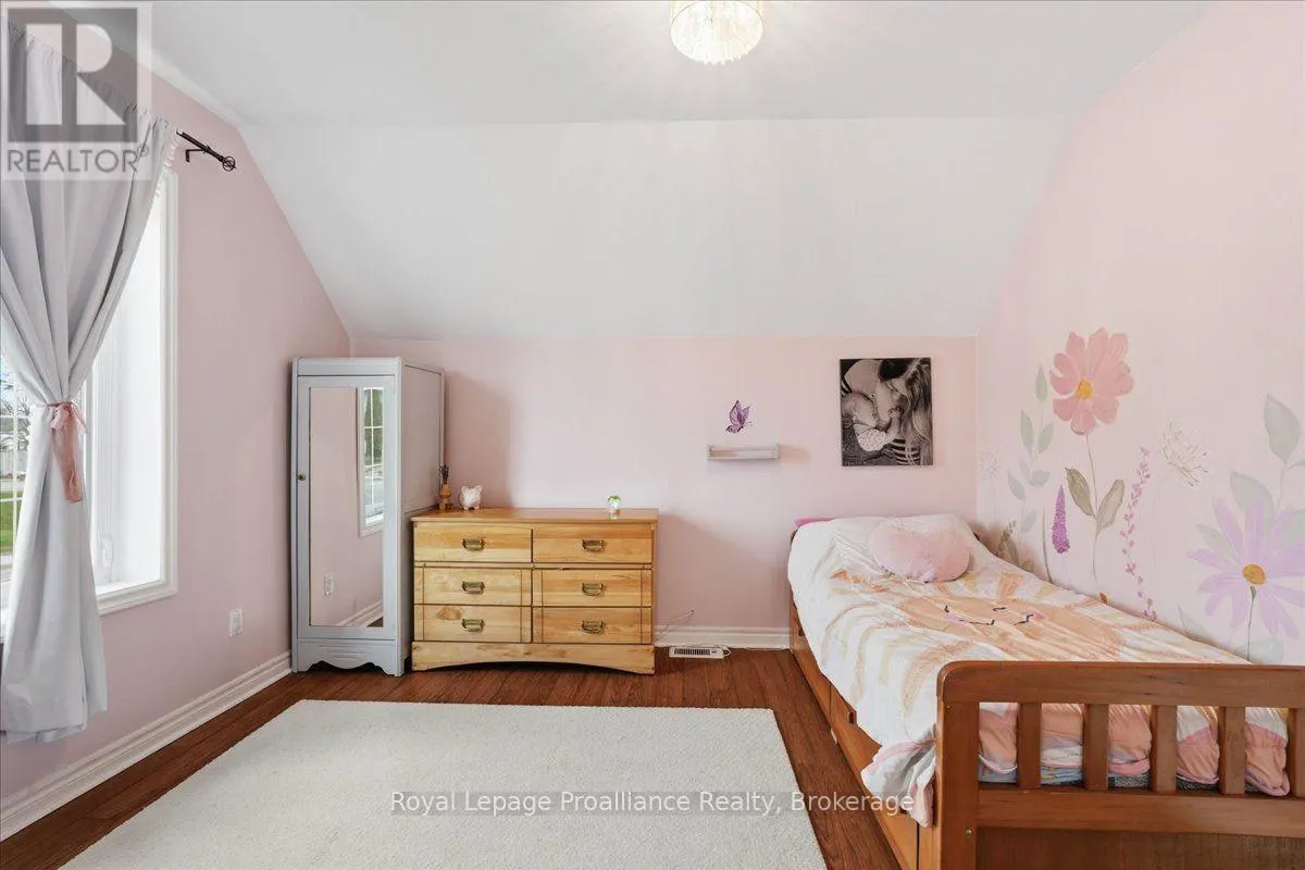 209 DUNDAS STREET E