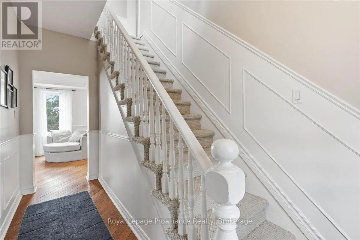 209 DUNDAS STREET E