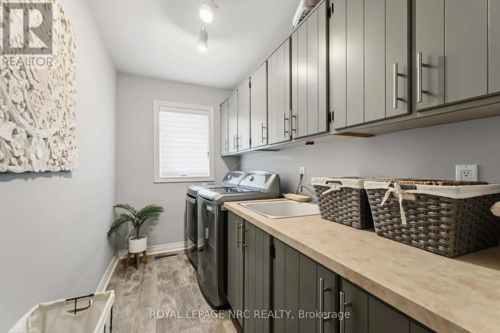 42 FORESTHILL CRESCENT