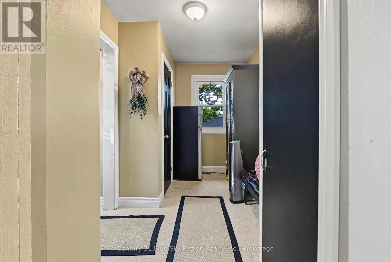 941 MAIN STREET W