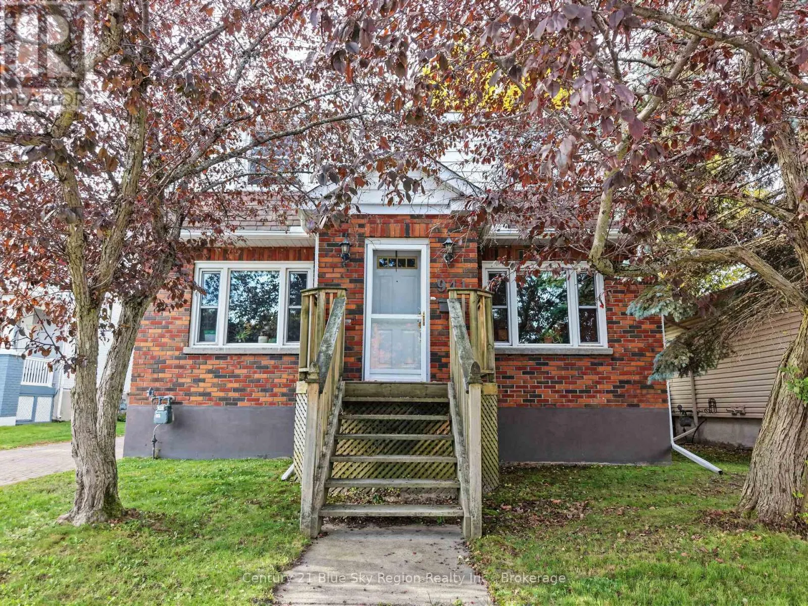 941 MAIN STREET W