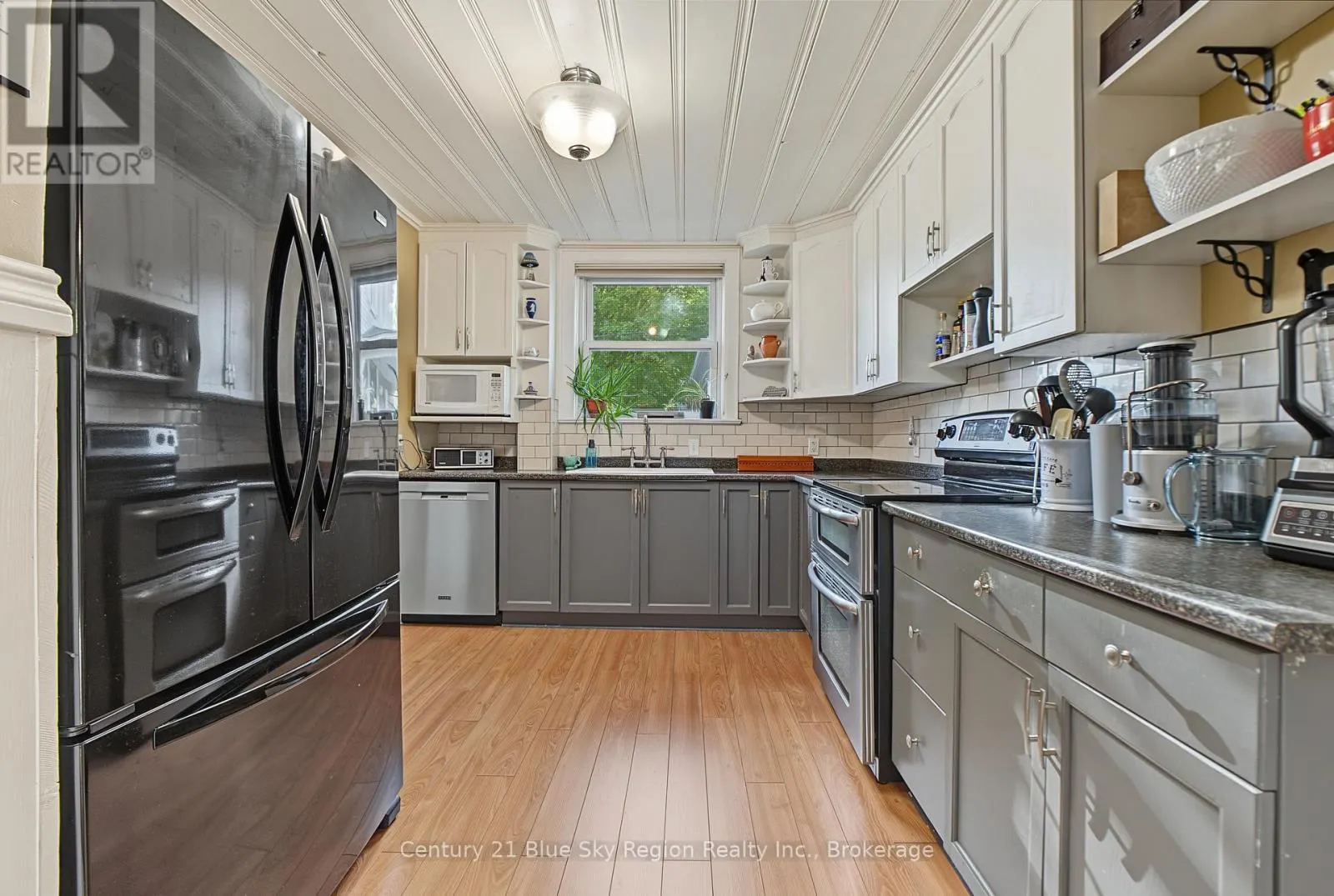 941 MAIN STREET W