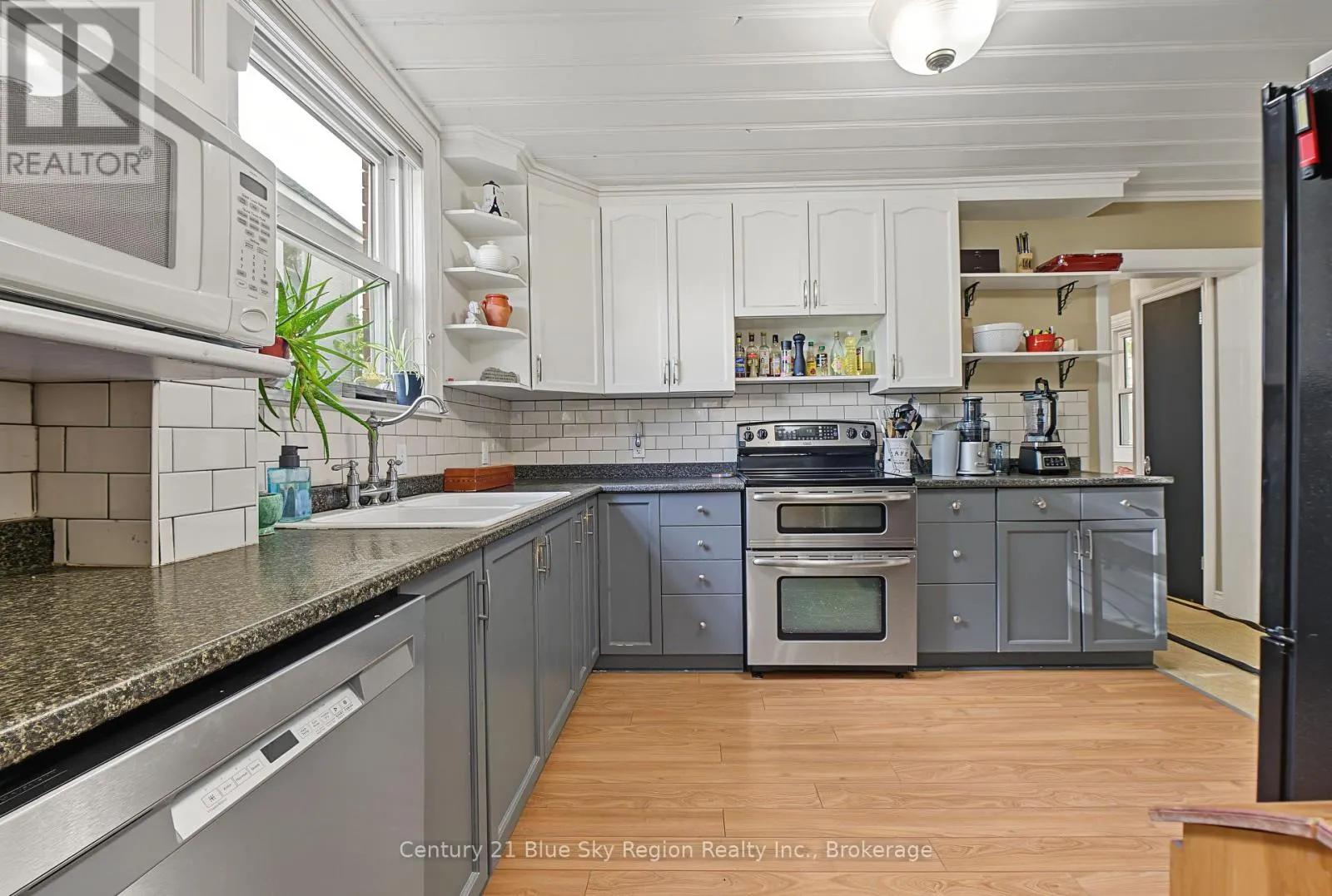 941 MAIN STREET W
