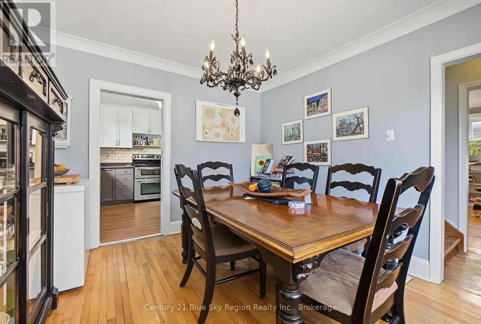 941 MAIN STREET W